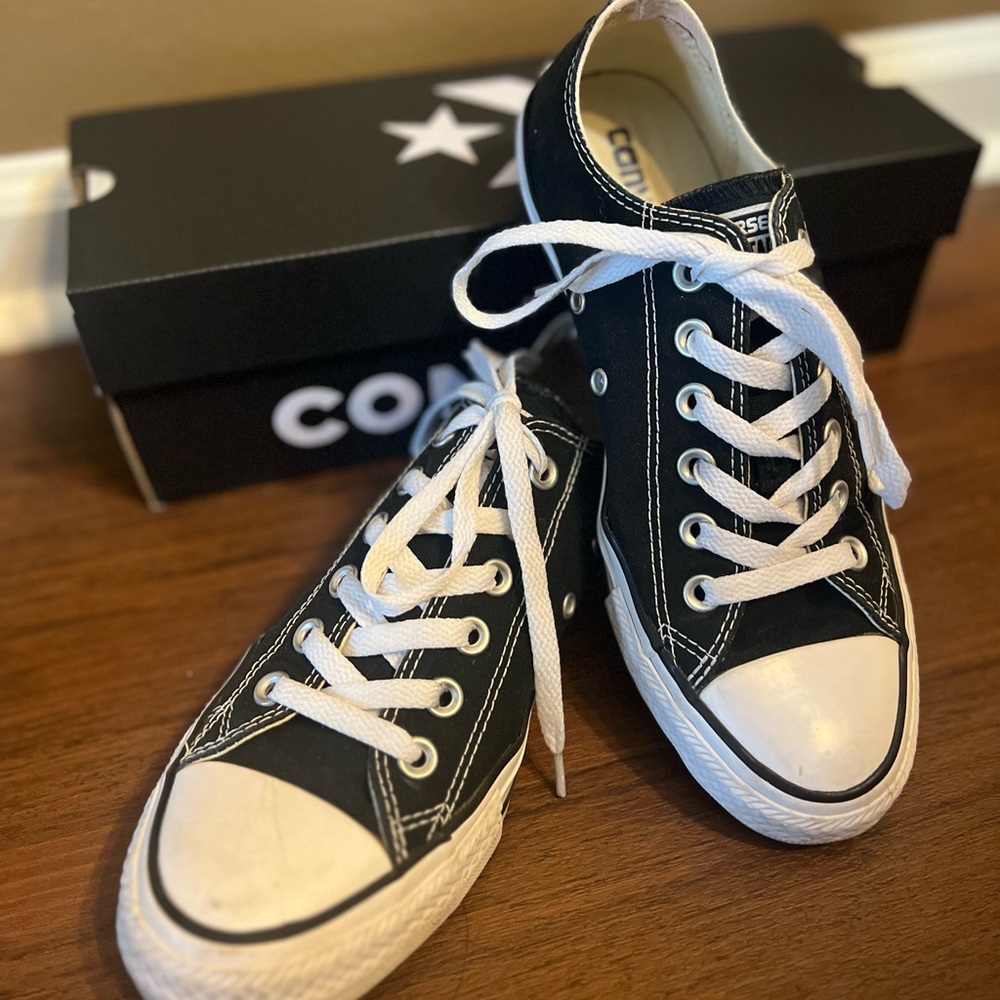 Women’s Converse. Size 8 Black